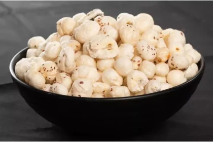 रात को सोते समय 4 मखाने खाने से पैरों तले जमीन खिसक जाएगी इतने फायदे के सोचेंगे भी नही