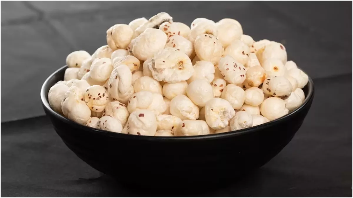 रात को सोते समय 4 मखाने खाने से पैरों तले जमीन खिसक जाएगी इतने फायदे के सोचेंगे भी नही